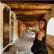 Studentessa di International Relations offre lezioni di lingua inglese per studenti in età scolare